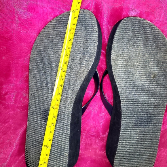 GUESS 6 1/2 STRIPED NEW NAVY WHITE SILVER CHARMS FLIP FLOPS SHOES - Picture 12 of 12